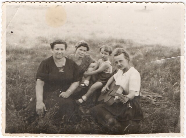 Пикник у Мостовки, 1952. Фото из архива Р. Балдина из https://ok.ru/group/55788661113082