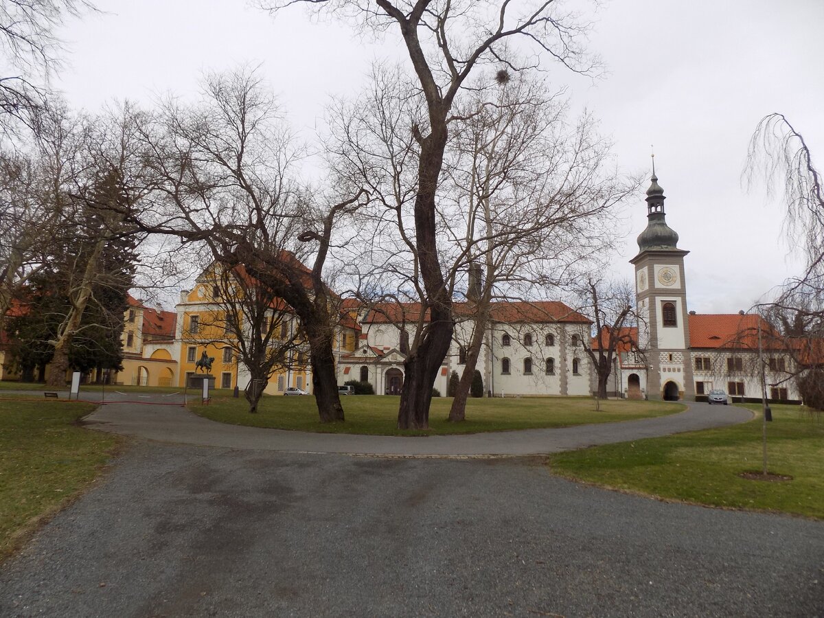 Вид на Збраславский замок и костел св. Якова из парка (фото из личного архива)