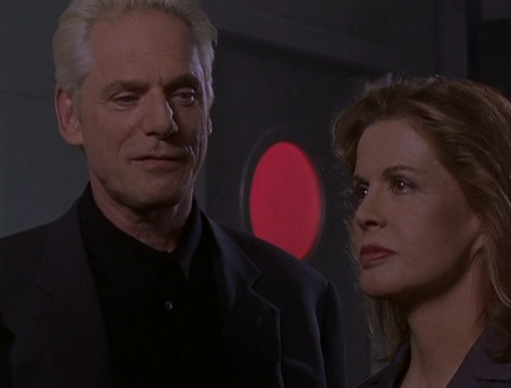 Бриони Фаррелл в роли Рене в серии "Рука об руку"