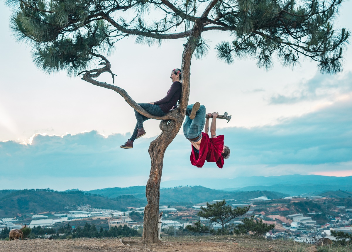 Место, где мы убирались. Это на холме. Сюда приезжают смотреть закат. А ещё пьют пиво с чипсами и дико гадят без какой-либо мысли за собой убрать или просто унести то что принёс.