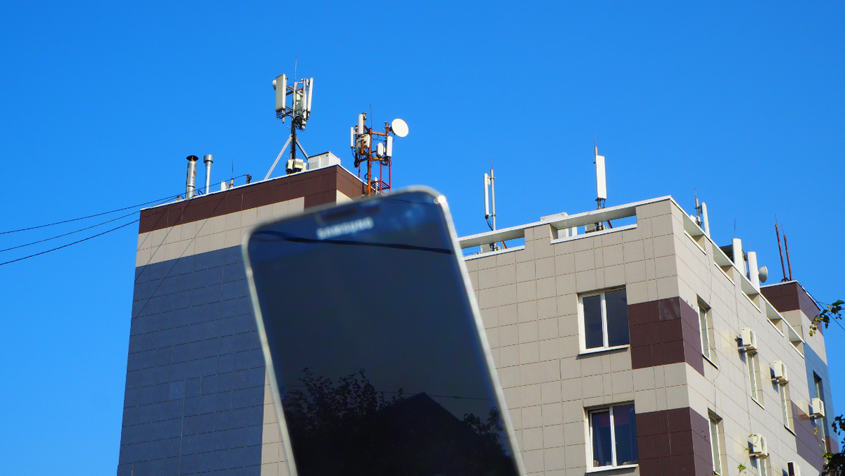 В режиме idle телефон сам контролирует уровень сигнала от сети и выбирает подходящую соту