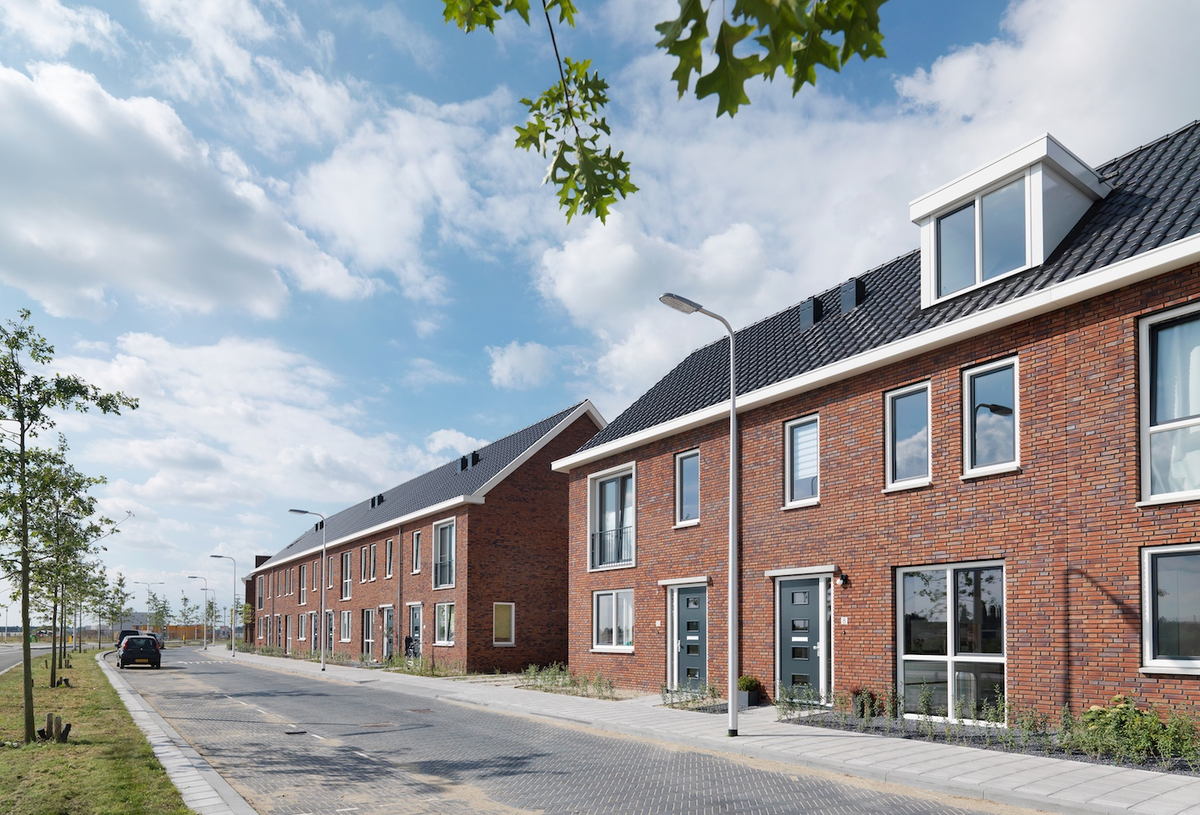 жк пирс ворота. зеленая гавань. идеальный квартал пирс. посёлок ратомка беларусь фото. идеальный квартал пирс.