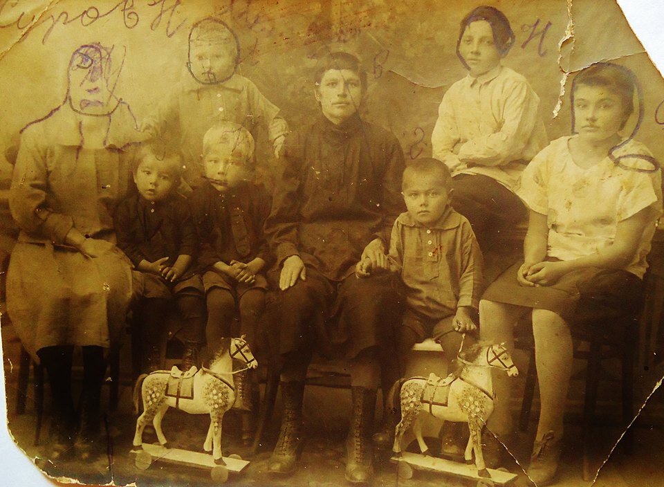 Семья Суровых. 1930. Ваня Несынов крайний слева