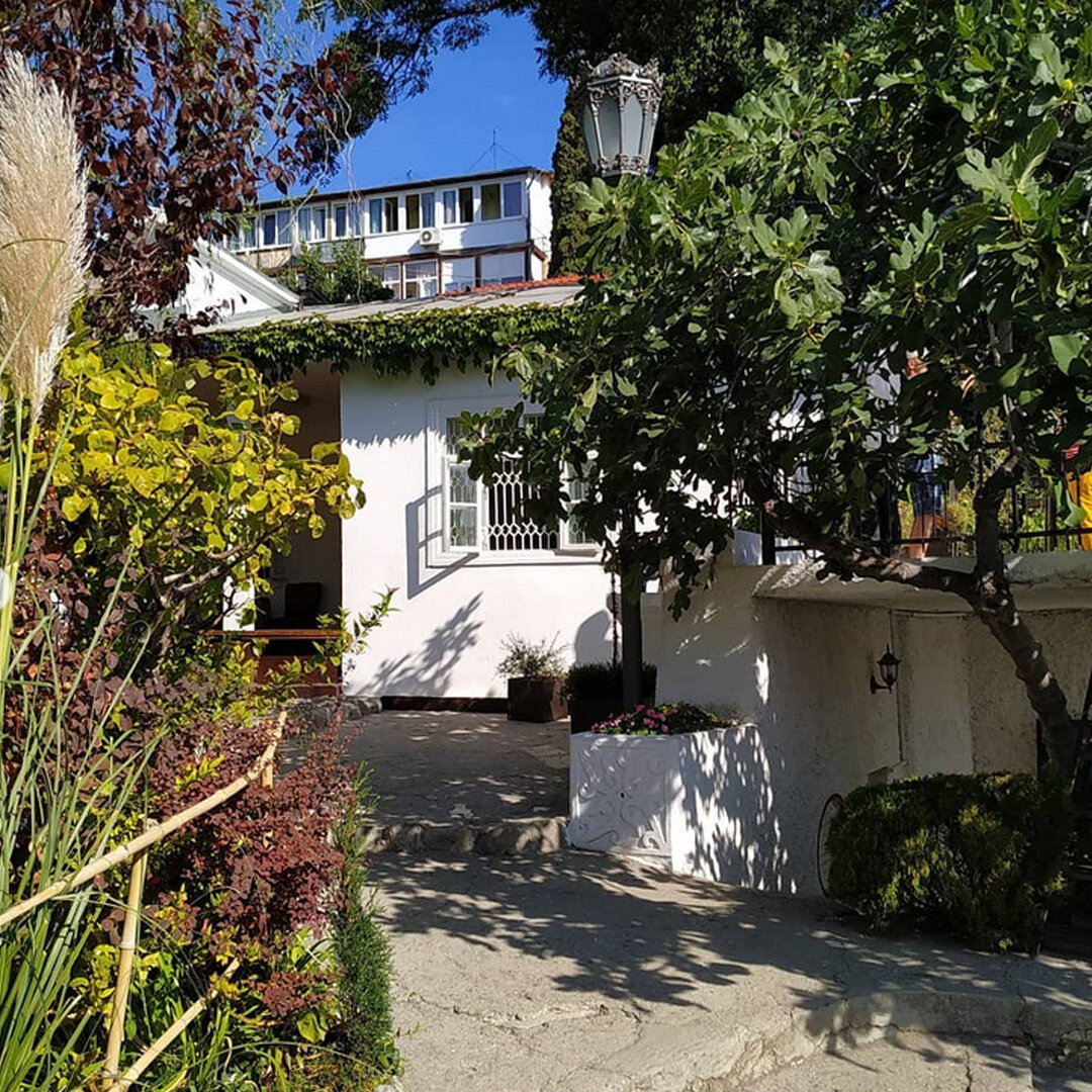 Здесь были написаны «Дама с собачкой», «Три сестры», «Вишневый сад». Да весь «поздний Чехов».