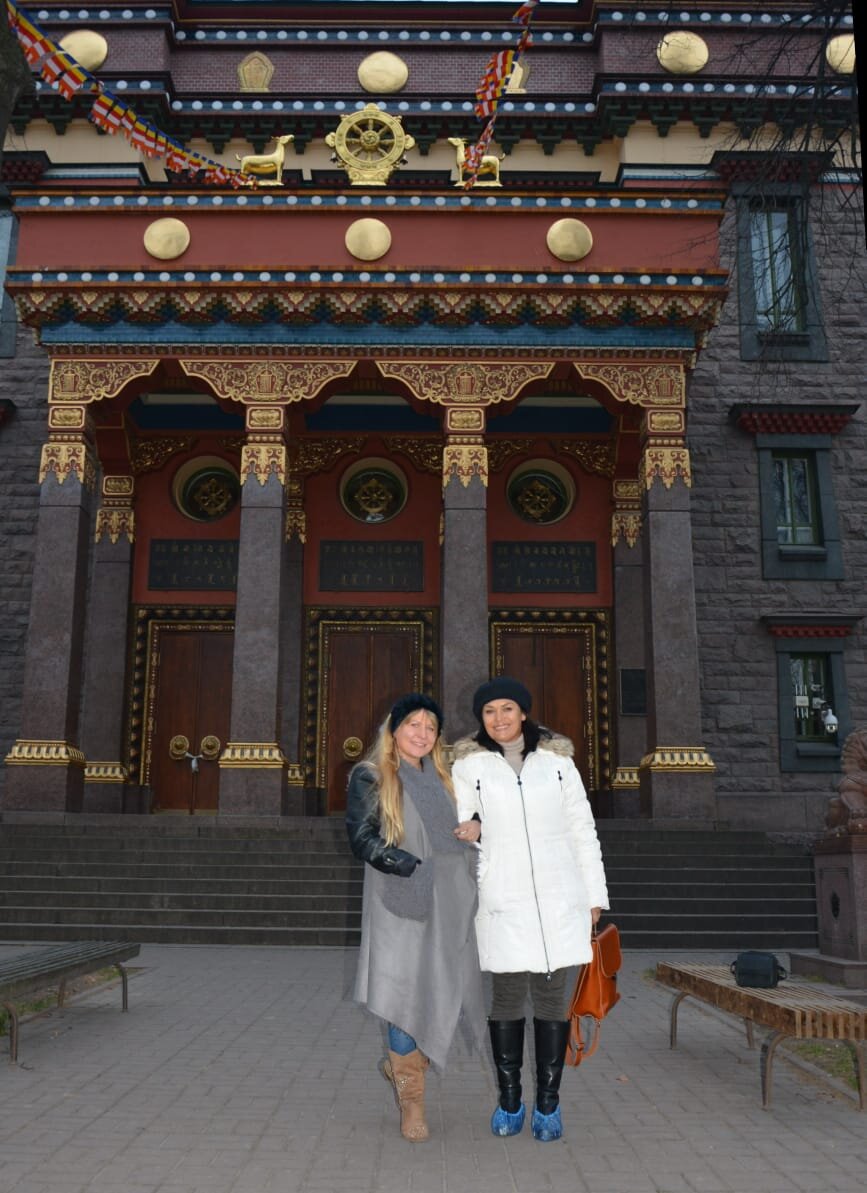 Это я со своей подругой Ольгой сразу после ритуала. Я справа.