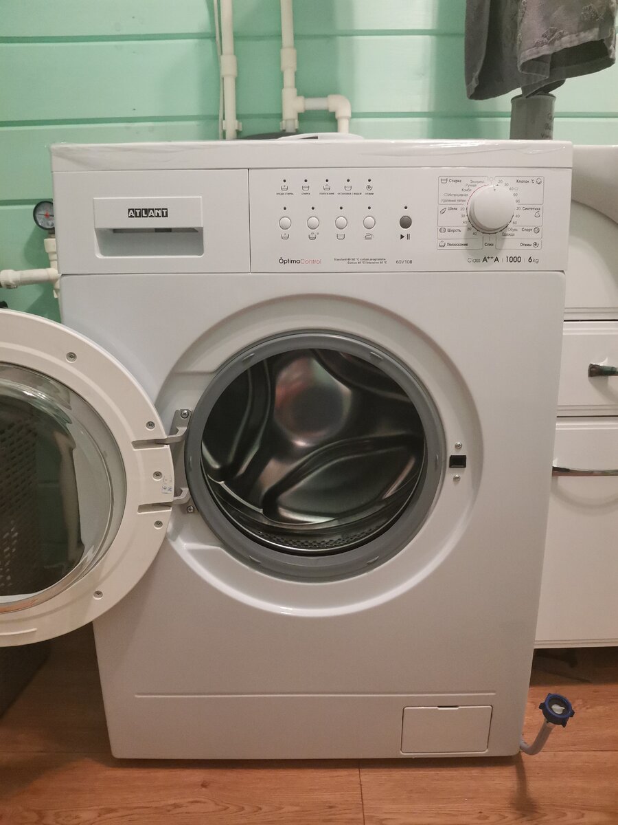 Купили новую стиральную машинку на дачу за 3000 рублей.