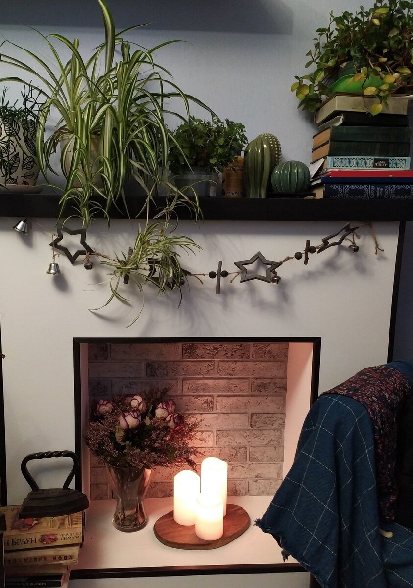 С прошлого года на камине висит гирлянда из дерева. Рука не поднялась её снять)))) 