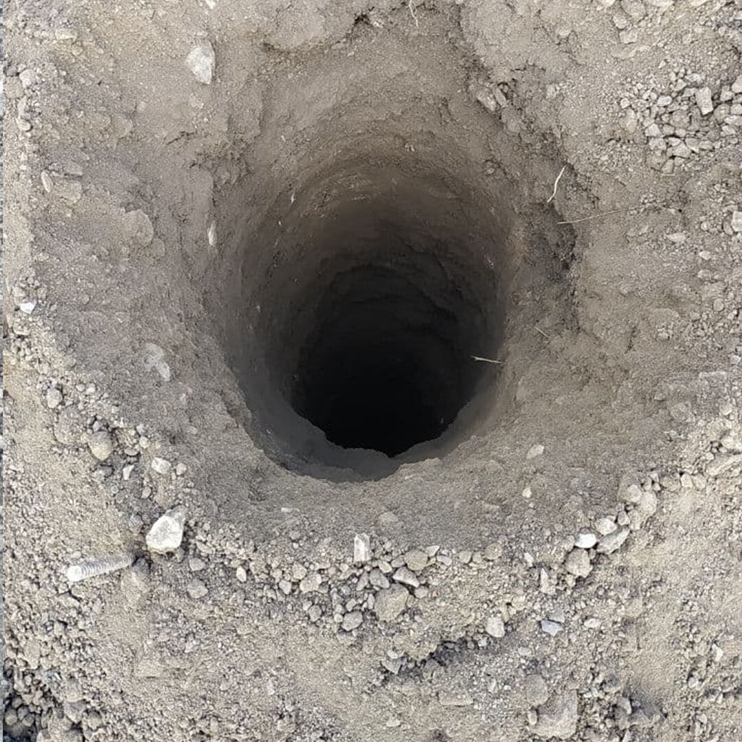 Скважила 6,7 метров глубина, диаметр 46 см.