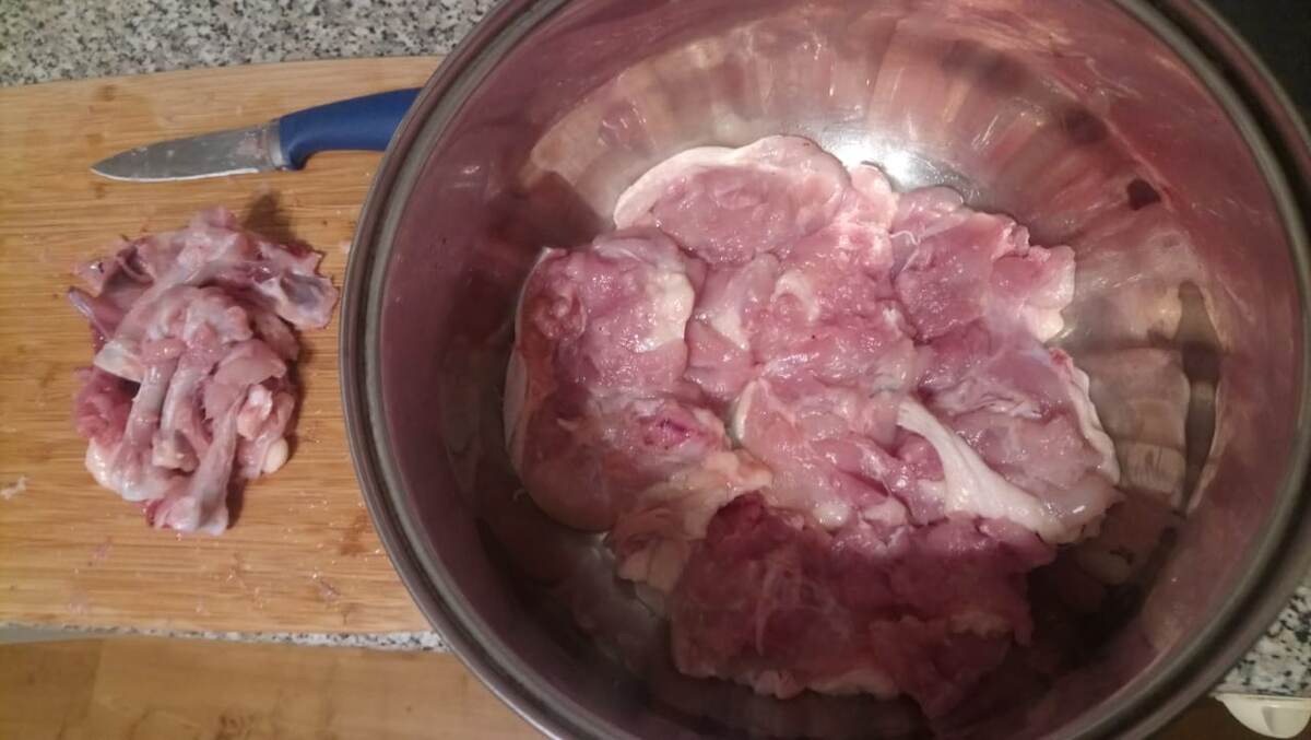 Отделил мясо от костей. Внимательно проверяя, не осталось ли хрящика или косточки.
