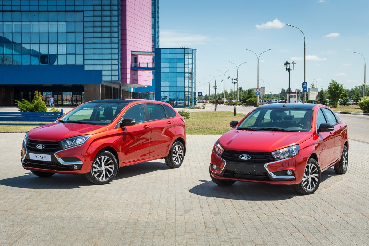 Lada Xray и Vesta. Источник иллюстрации - Яндекс.Картинки