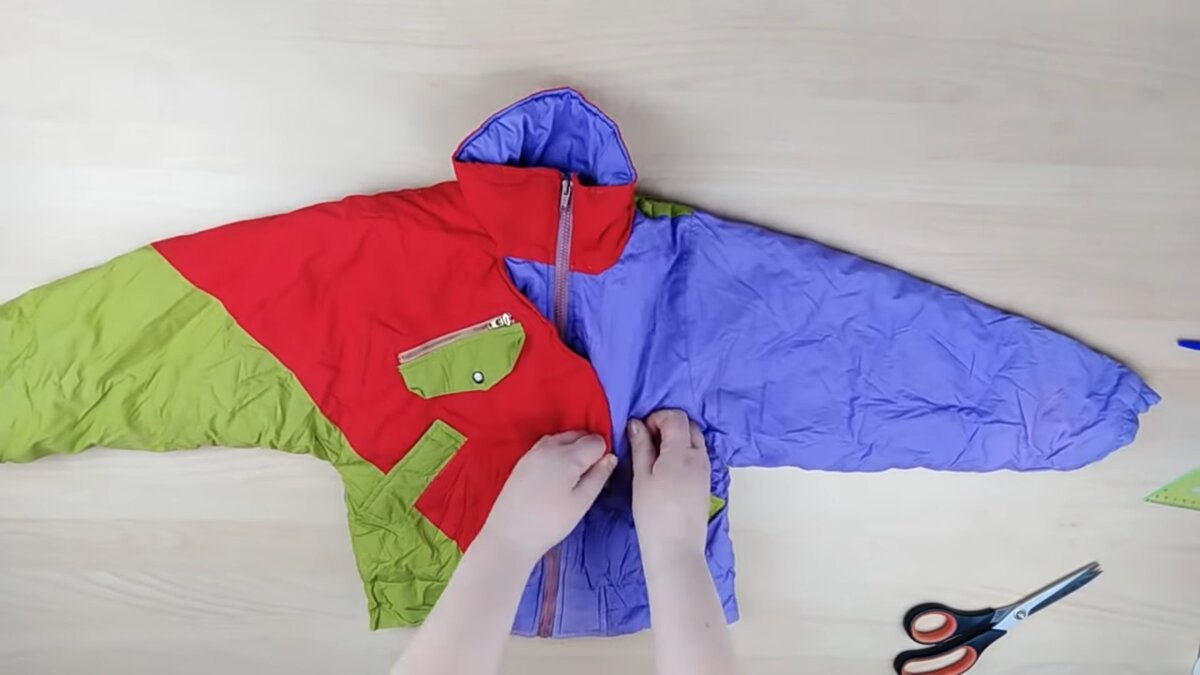 Первое с чего нужно начать это разрезать куртку по швам и отделить плащевую ткань и утеплитель. Сначала я отрезаю рукава по плащевой ткани.