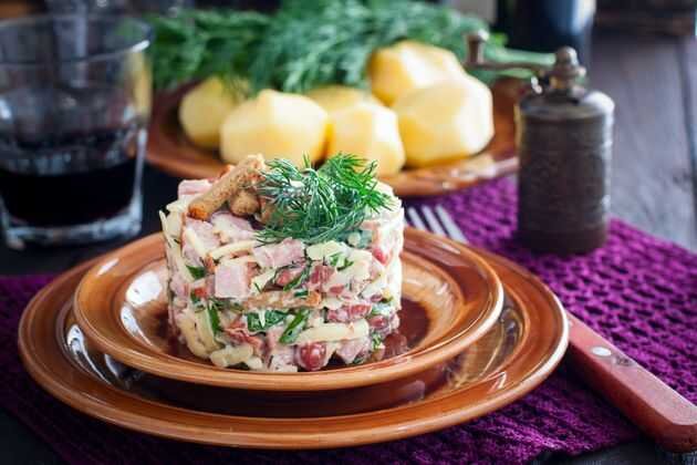 Во времена Советского Союза в рижских кафе подавали сытный и вкусный салат «Трио». Назывался он так, потому что в составе было всего три ингредиента – ветчина, фасоль и сыр.