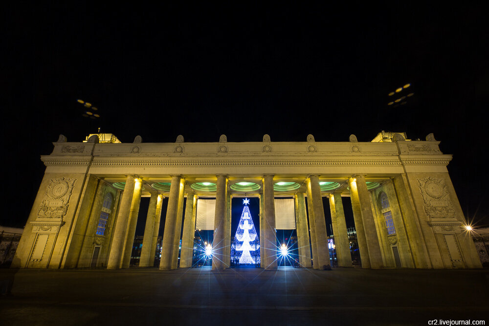 Новогодняя ёлка-2014 у Парка Горького в Москве. Фото автора статьи  