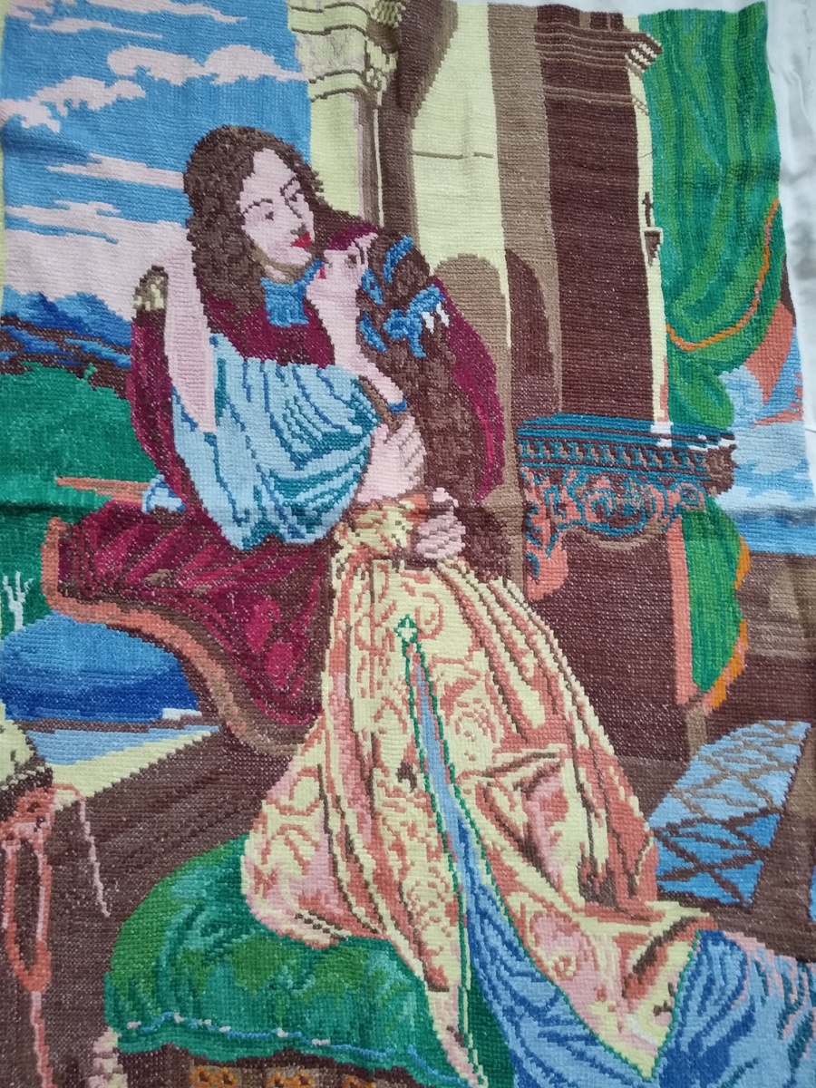 Привет всем читателям моего канала! Жители нашей страны стали массово увлекаться вышивкой. Что это? Ностальгия по прошлому? Или желание научится терпению,выдержке,усидчивости? Именно этим качествам учились девочки в старину. Их приучали вышивать в раннем детстве,начиная с трёх лет. Вышивали раньше без канвы,на простом лоскуте ткани( лен, сатин), без трафаретов, без нанесенных цветных рисунков. Тем не менее,узоры получались великолепные,подбирались  яркие нитки. Посмотрите на фото,эту картину вышивала моя мама в 1957 году. Я затрудняюсь сказать сколько времени она это делала,вышивка содержит в себе неимоверное количество стежков. По сложности это одна из самых сложных,я думаю. По цветовой гамме также. Очень много различных оттенков мулине подобрано.