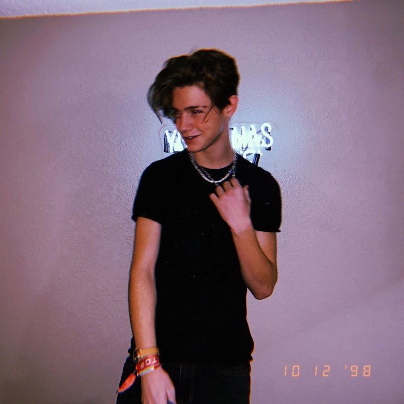 Также следует не забывать про дополнительный доход Пейтона Мурмиера – продвижение линии одежды. Пассивный бизнес, ведущийся через интернет-магазины, приносит также немало прибыли. Каждая единица товара стоит от 10 до 60 долларов.Фотографии Пейтона из Тик Тока


Видео Пейтона из Тик Тока
Пейтон – успешный американский подросток, который грамотно подошел к использованию «Тик Тока» и остальных социальных сетей. Теперь он может получать удовольствие и прибыль, а также имеет огромную армию поклонников. Ниже вы можете посмотреть его популярные видео