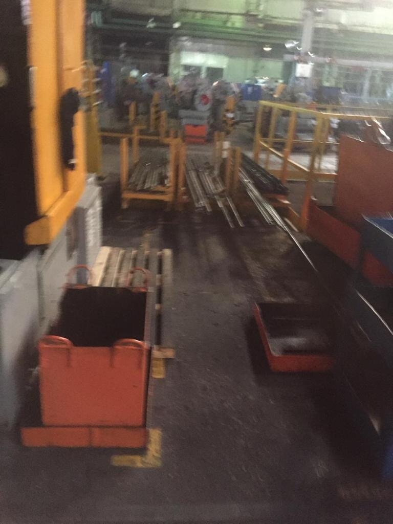 Склад труб. Вообще все в таких унылых тонах. От одежды на людях до разметки в цехах. А это все составляющие успеха! 