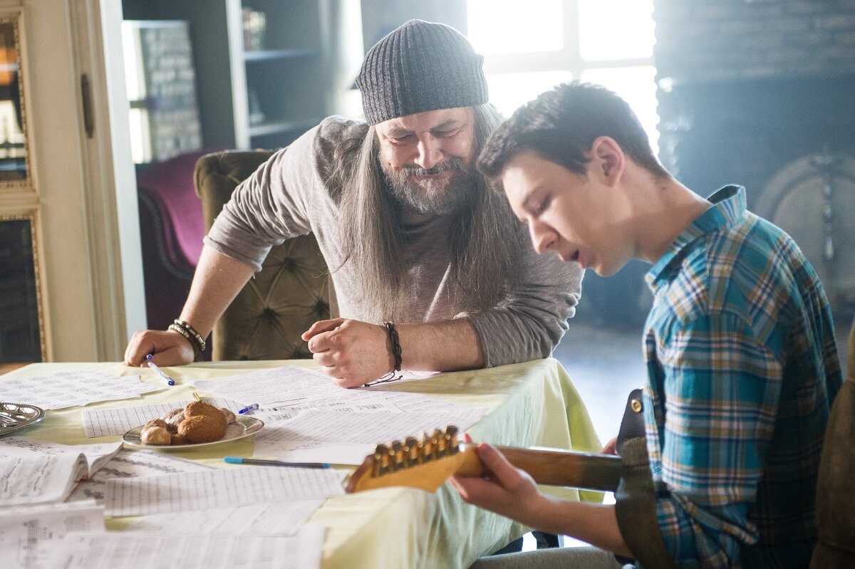 Рок-гитарист Ефим дает уроки 17-летнему Роману, у которого нарушена координация и  скрючены пальцы от болезни
