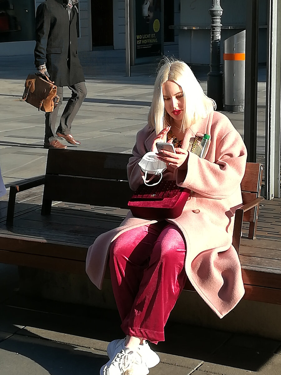 новый фиксированный мусорный контейнер, передняя часть с отверстием открывается, бачок опорожняется 