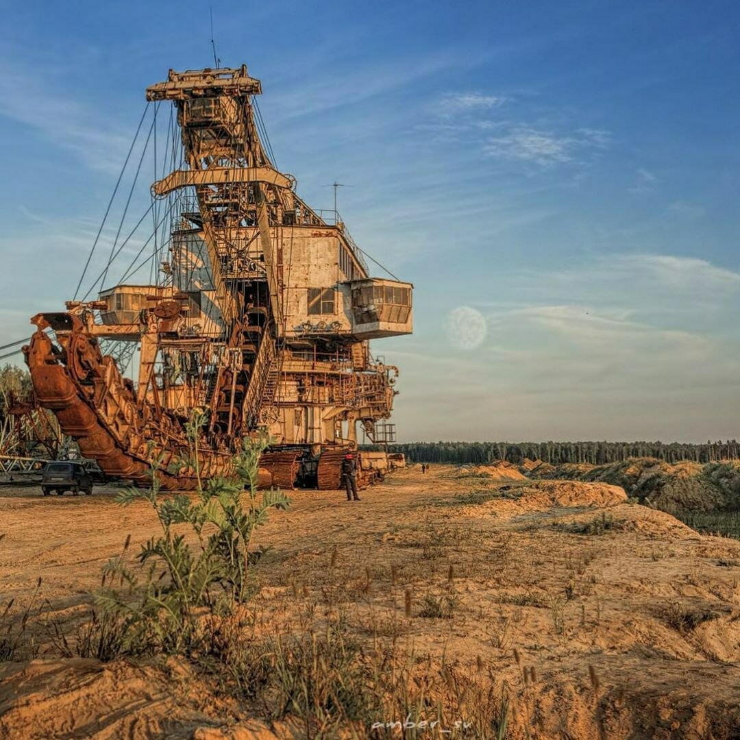 Вот такие научно-фантастические сюжеты (фото взято с сайта smartik.ru, автор подписан как amber_sv) 