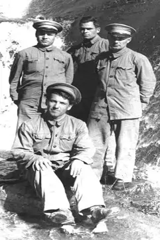 Суть Янь Гин – лётчик в корейской форме (крайний справа), он же капитан Советской Армии – будущий начальник  ХВВАУЛ, воевавший в Корее с 1950 г. по 1953 г., Сутягин Николай Васильевич
