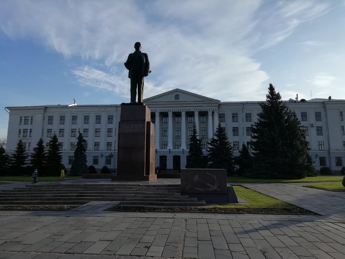 Ну куда же без Вождя Народа.... В каждом городе он есть