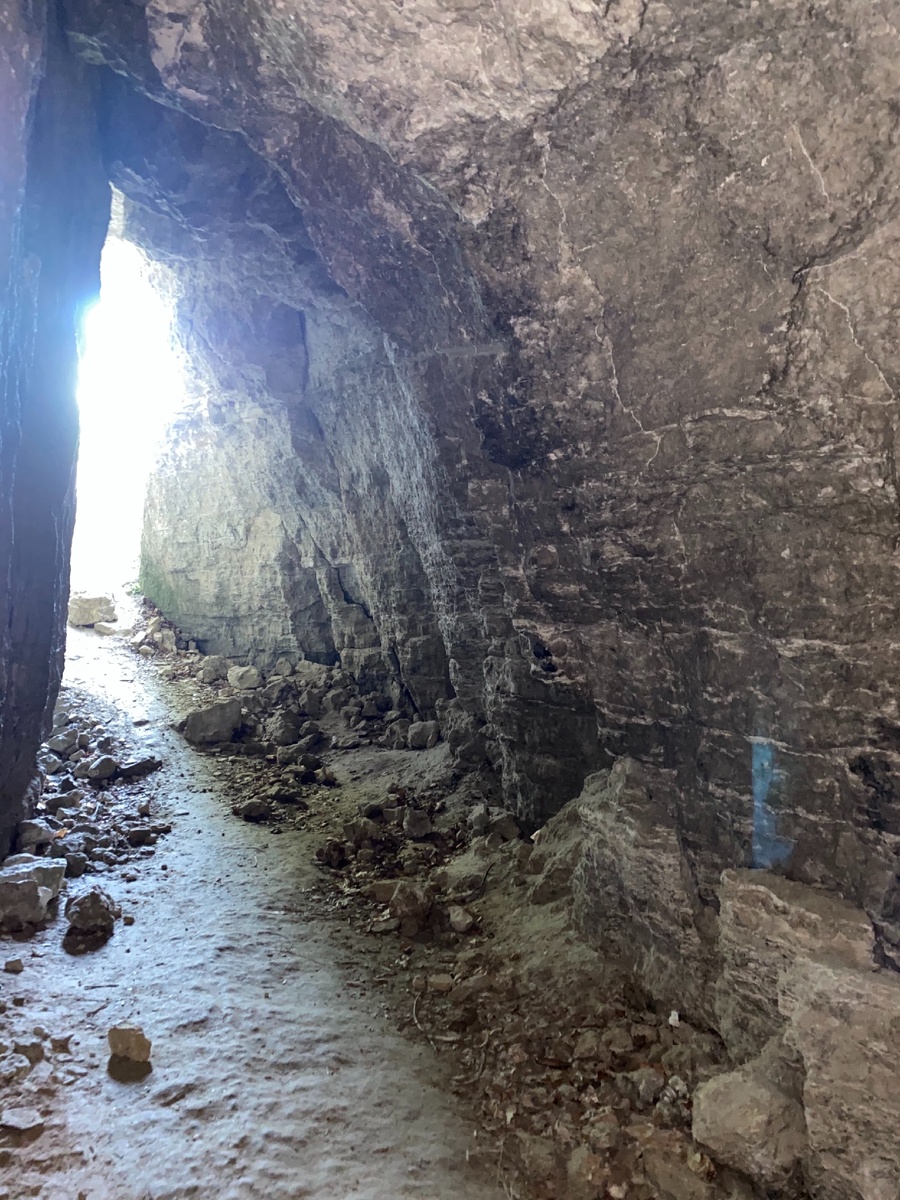 Внутри кромешная тьма, обязательно берите с собой фонарики