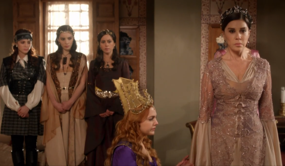 Кадр из сериала Великолепный век, Хасеки на коленях перед Валиде Султан