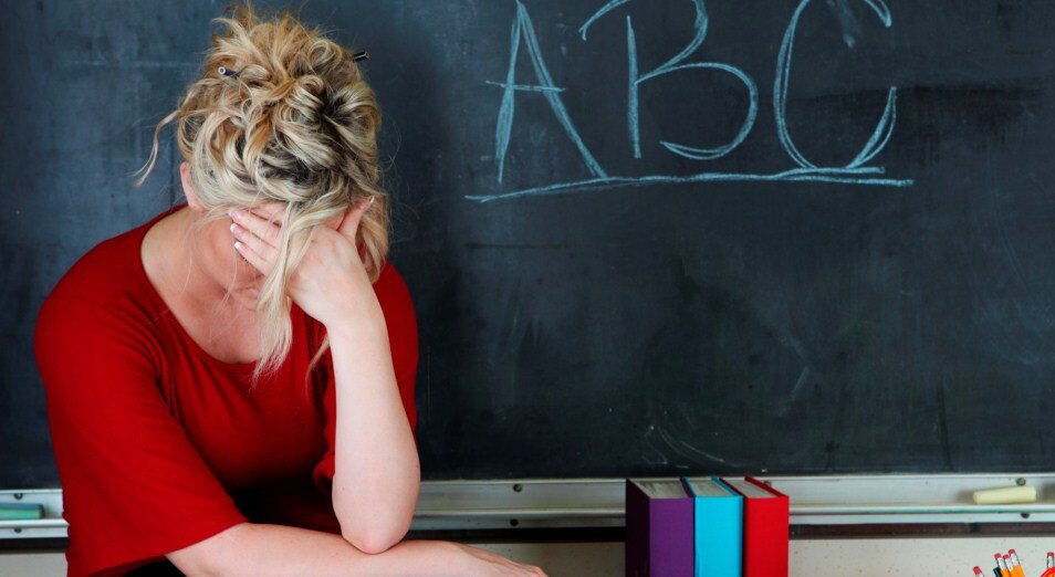 И как бы там ни говорили, что учитель молодеет от общения с учениками, но при этом забывают, что учитель стареет от бюрократической нагрузки и нагрузки в полторы ставки. Источник: businesspskov.ru