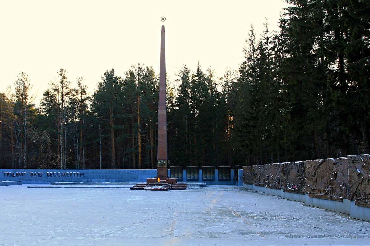 Широкореченский мемориал павшим бойцам Красной армии соседствует с аллеей "героев" криминальных войн 90-х годов 