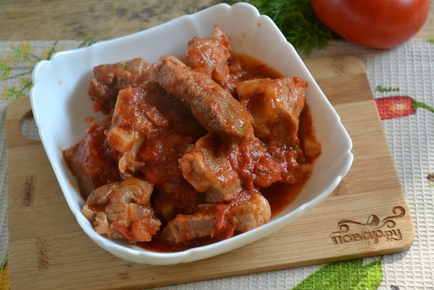 Всем привет. Сегодня мы приготовим с вами вкуснейший Гуляш из свинины по рецептам от наших бабушек. Итак приступим.  Начнём с Ингредиентов. Время приготовления нашего блюда ~ 1 час.

На 4 порции нам понадобятся следующие продукты:
1. Свинина 700 грамм (желательно мякоть)
2. Помидоры (2 штуки)
3. Репчатый лук 1 штука (среднего размера)
4. Томатная паста (2 столовые ложки)
5. Пшеничная мука (1 столовая ложка)
6. Масло растительное (2 столовые ложки)
7. Чеснок (один зубчик)
8. Специи: (лавровый листик(1 штучка), молотый чёрный перец и соль)

С продуктами нужными нам для приготовления Гуляша мы определились. Далее переходим к самому интересному, приготовлению самого блюда. 

1. Первым делом нужно нарезать свинину приблизительно по 6 - 8 кусочков на каждую порцию и посолить его по вкусу. Затем его следует обвалять в муке. Поставить сковороду на огонь, налить масло и разогреть его очень сильно. Потом следует обжарить мясо до лёгкой золотистой корочки и выложить мясо со сковороды на тарелку.

2. Следующим этапом будет нарезание лука колечками и обжарка его на сковороде из под мяса(оставшемся жиру после жарки мяса) с томатной пастой.

3. Третьим нашим действием будет смешивание лука с нашим мясом и заранее нарезанными помидорами(можно резать в произвольной форме, всё равно при тушении они станут подливкой), которое нужно залить 1/2 стаканом воды, выложить на сковородку и тушить на слабом огне под крышкой пока мясо не станет мягким. В конце приготовления нашего блюда его стоит поперчить по вашему вкусу и добавить в сковороду мелко измельчённый зубчик чеснока и лаврушку и тушить на медленном огне ещё примерно 5-7 минут.

Итак наше блюдо готово, советую вам при подаче блюда оформить его овощами и немного зеленью, а на гарнир можно подать пюре из картофеля.

Приятного аппетита уважаемые друзья.