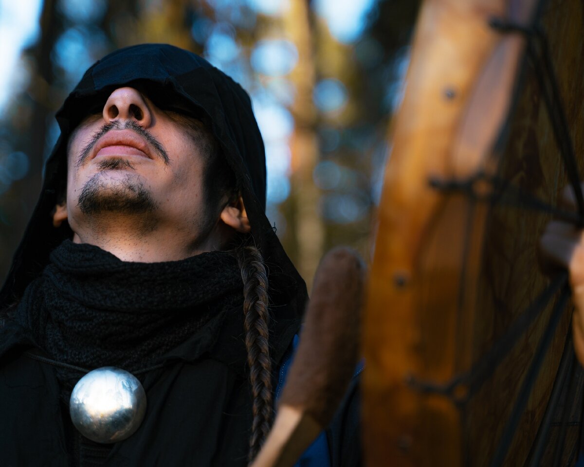 Гудит бубен, шумит листва, шелестят травы... Жизнь как она есть!