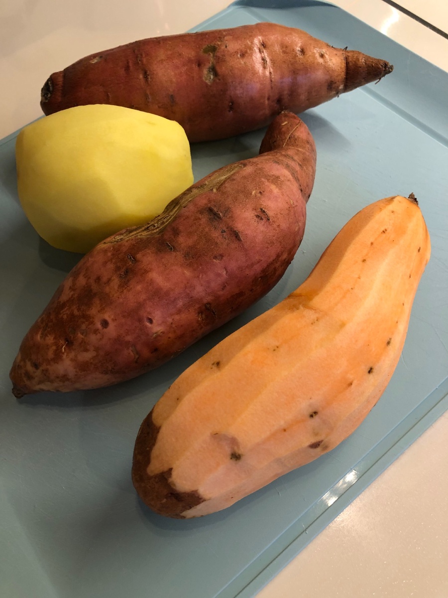 Одинокую картошку решила запечь вместе с бататом.