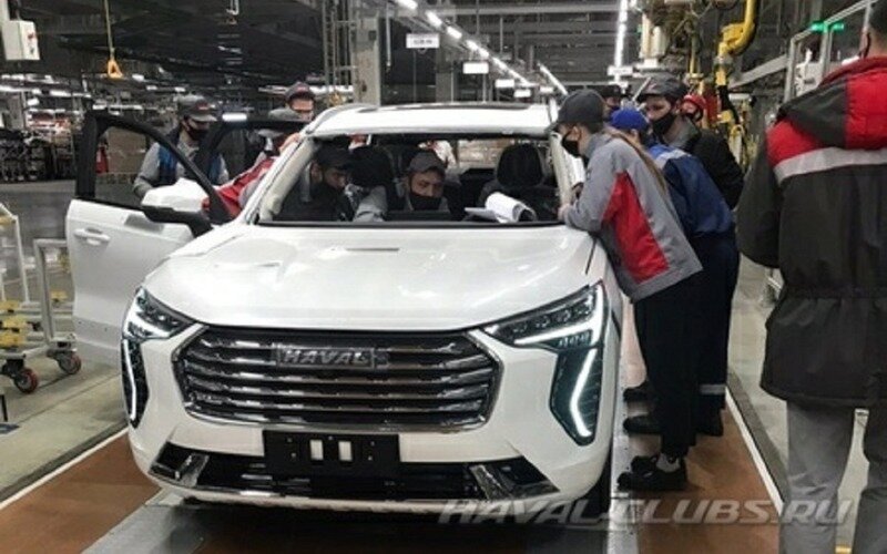 На заводе Haval в Тульской области рабочие осматривают новый автомобиль, который, судя по всему, готовят к сертификации, и будут налаживать его производство. Фото: Haval-clubs.ru.  Листай дальше >>>