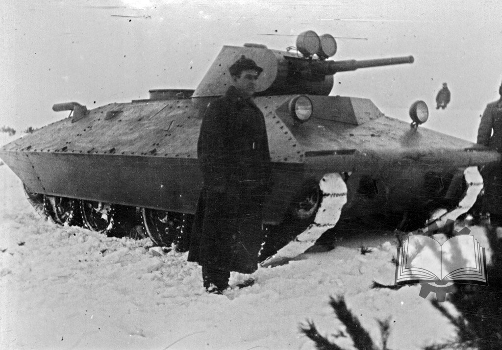 Цыганов на фоне БТ-СВ-2, самого "продвинутого" из своих танков. 