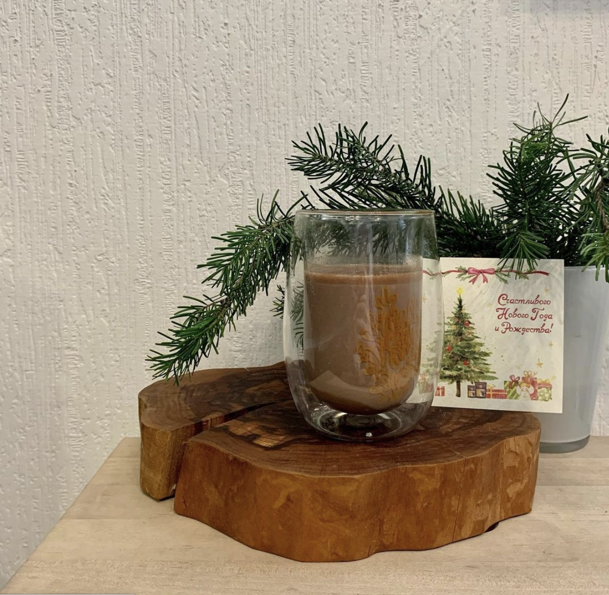 🎄 Рождественский горячий шоколад «Три перца» 🍫 🌶 🌶 🌶 
На две порции
~ какао тёртое кот д’Ивуар (@cacava_ru)- 35 гр
~ молоко - 400 мл
~ перец кампотский (или чёрный) - 4 горошины
~ розовый перец - 8 горошин
~ перец чили - 1/8 ч.л.
~ корица - 1/8 ч.л.
~ соль - щепотка по вкусу
~ сахар коричневый - 2 ст.л.

На среднем огне разогреваем молоко с какао, постоянно помешивая. Добавляем растертые специи, соль, доводим до кипения и сразу выключаем плиту. Теперь добавить сахара по вкусу и сидим под ёлкой в пледе, закусывая пряничными человечками! 
