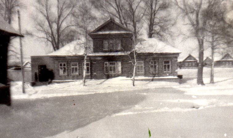  Бывший «попов дом». Так выглядело здание в 60-е годы.