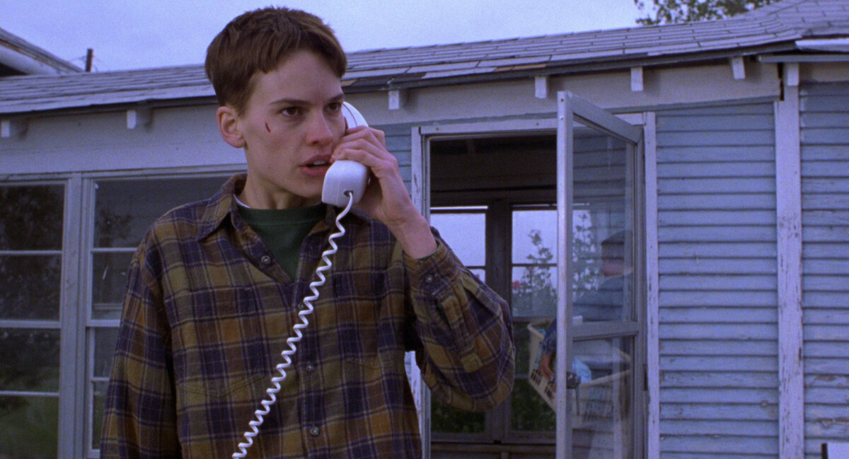 Кадр из фильма "Парни не плачут" (1999).