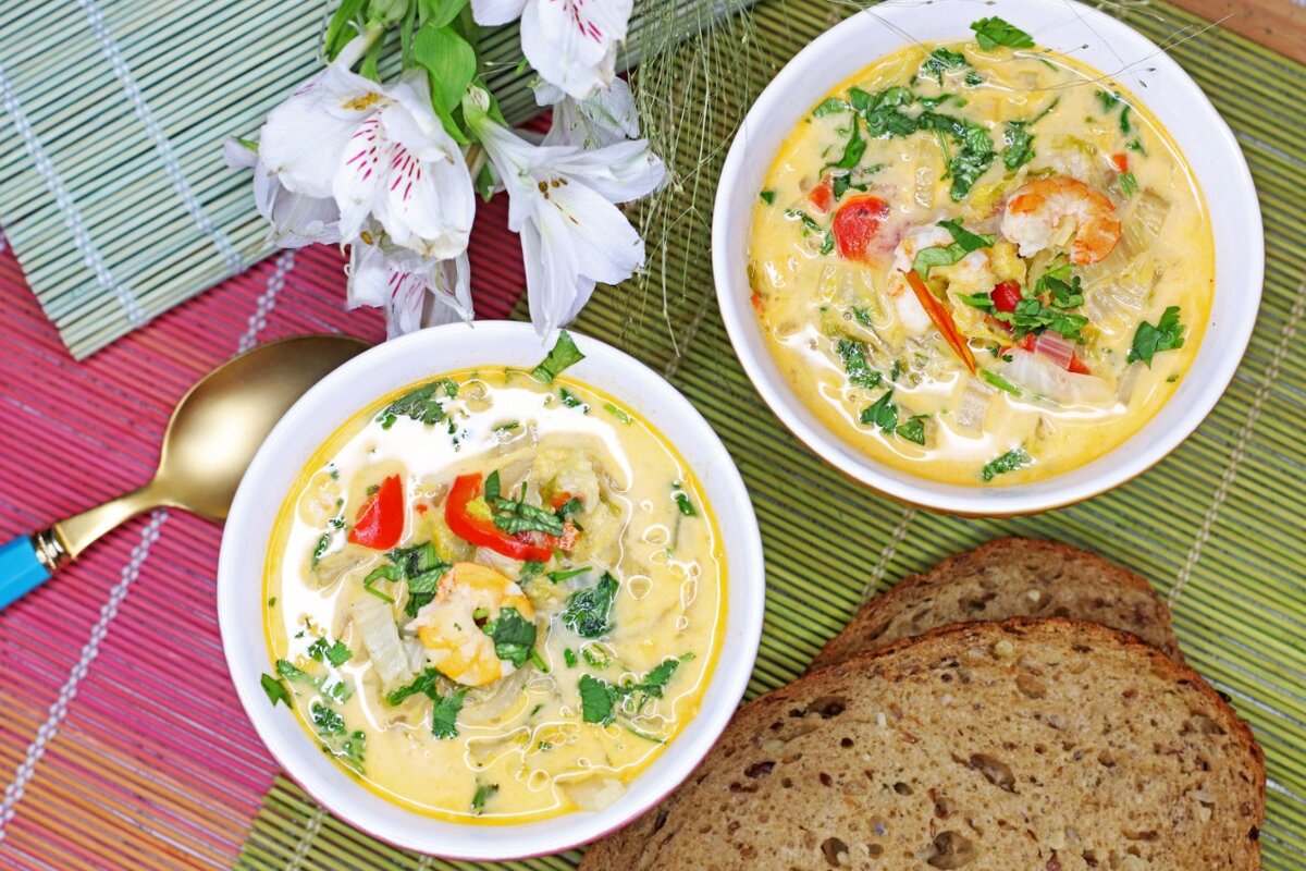 Суп на кокосовом молоке с креветками и пекинской капустой