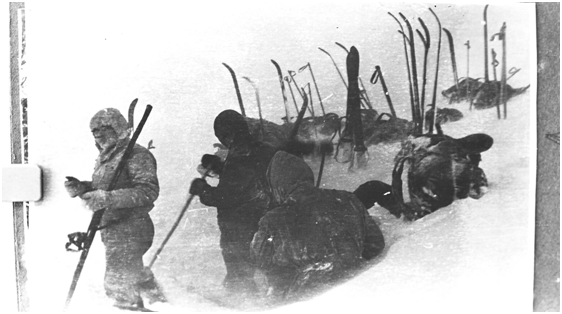 Сильный ветер мешает студентам установить палатку на склоне высоты 1079