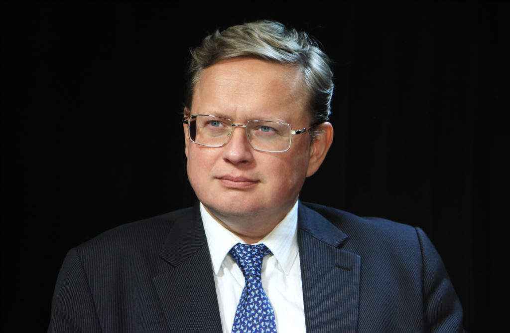 Михаи́л Генна́дьевич Деля́гин (род. 18 марта 1968 года, Москва) — российский экономист, политик и публицист, ведущий ряда теле- и радиопрограмм. Доктор экономических наук (1998). Действительный государственный советник Российской Федерации 2 класса. Главный редактор журнала «Свободная мысль» (с 2011 года). Научный руководитель автономной некоммерческой организации «Институт проблем глобализации», действительный член РАЕН, член научного совета при Совете безопасности РФ[1]. Член партии «Справедливая Россия» (с 2016 года)[2], советник руководителя фракции партии «Справедливая Россия» С. М. Миронова в Госдуме (с 2017 года).