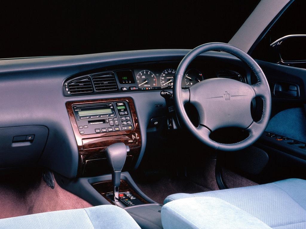 Салон Toyota Crown рестайлинг 1993, седан, 9 поколение, S140 (08.1993 - 07.1995)
