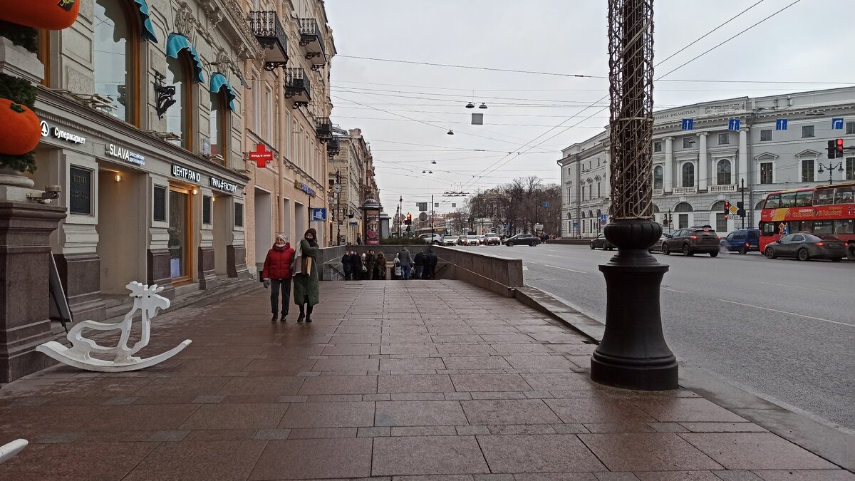 Невский проспект. Слева "Пассаж"