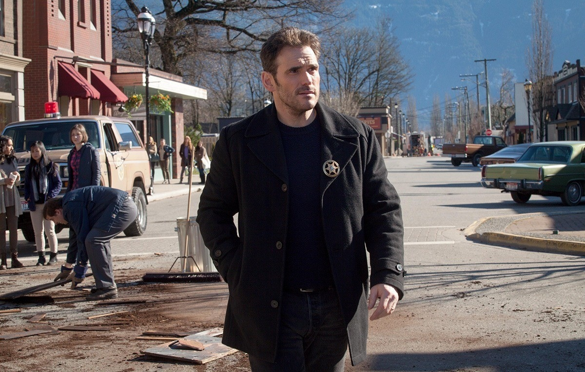 Ближе к середине первого сезона, наш протагонист станет шерифом городка