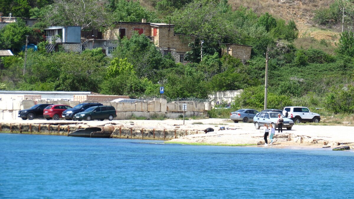 Удобно спускать лодки в море по наклонному пандусу.
