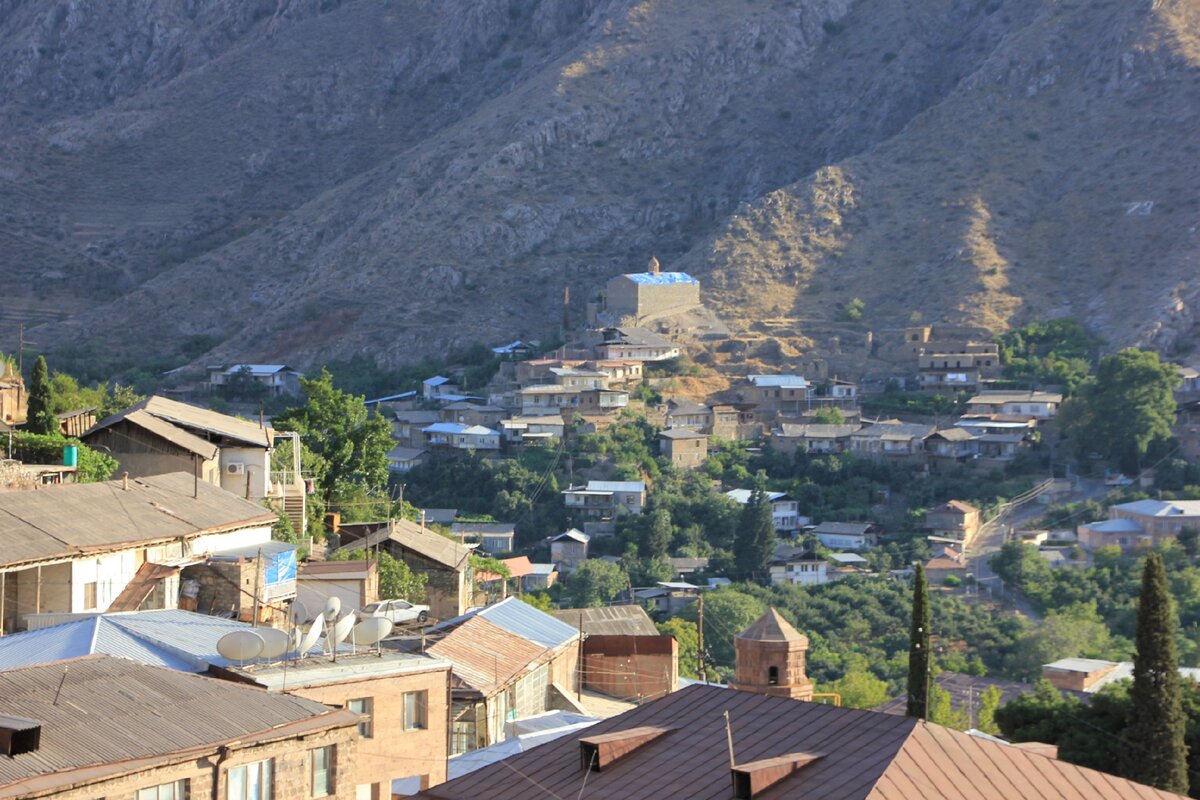 Вид из района Мец Тах на Покр Тах. Над Малым кварталом возвышается церковь Сурб Саркис.