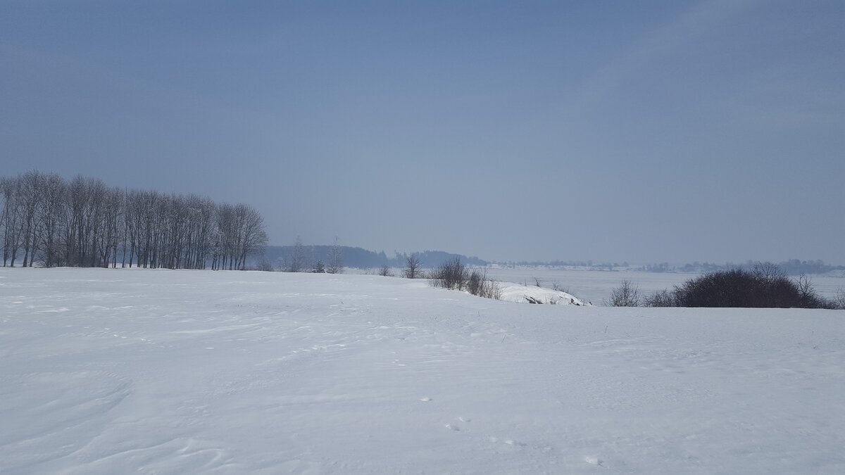 берег реки и замёрзший Неман с нашего участка