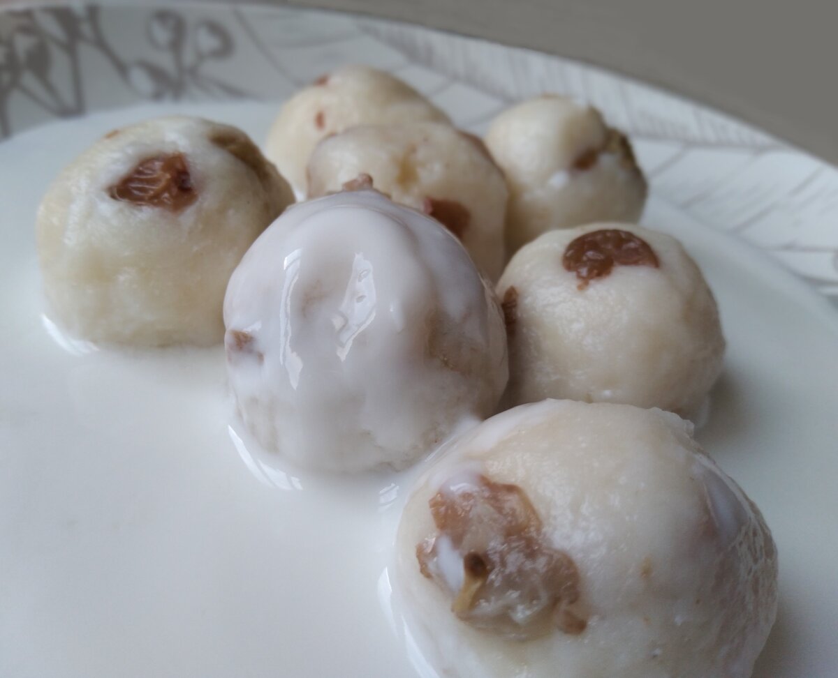 Делаются из творожной массы с изюмом (или курагой).