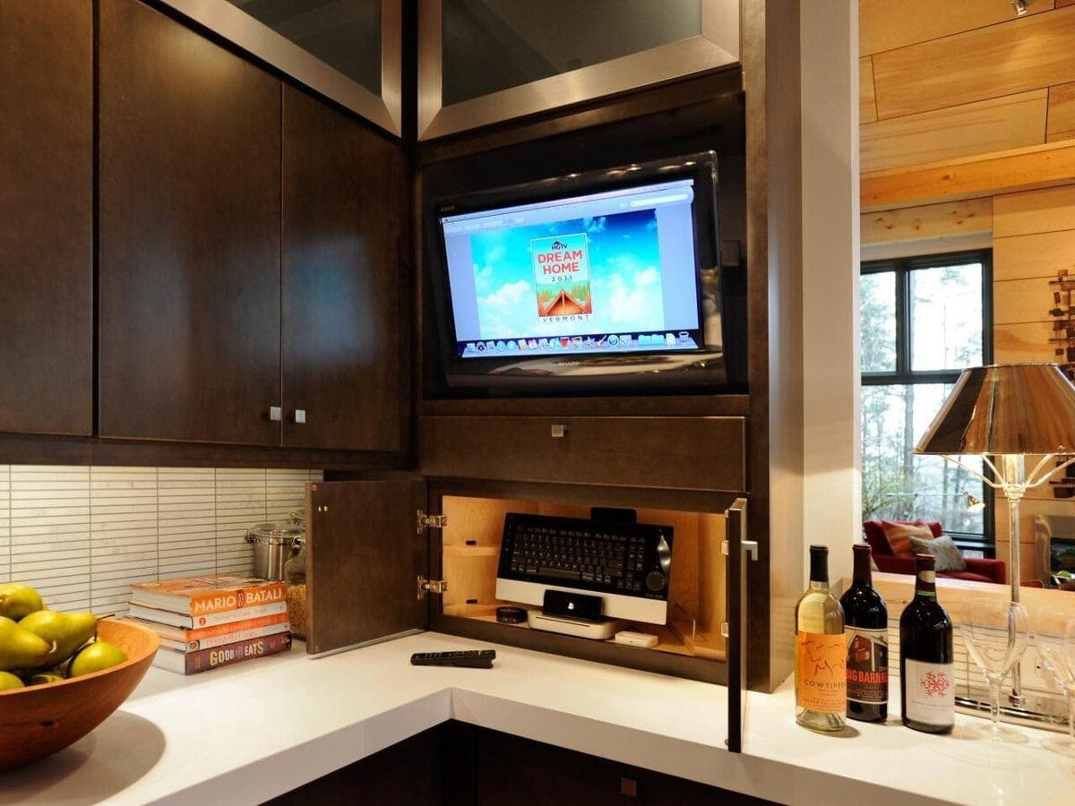 Кухни где выбрать. Телевизор на кухне. Встроенный телевизор в кухонный гарнитур. Телевизор встроенный в кухню. Телевизор встраиваемый в кухонный гарнитур.
