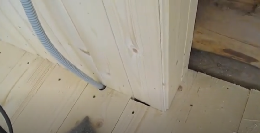 Собранный угол при первом варианте монтажа вагонки