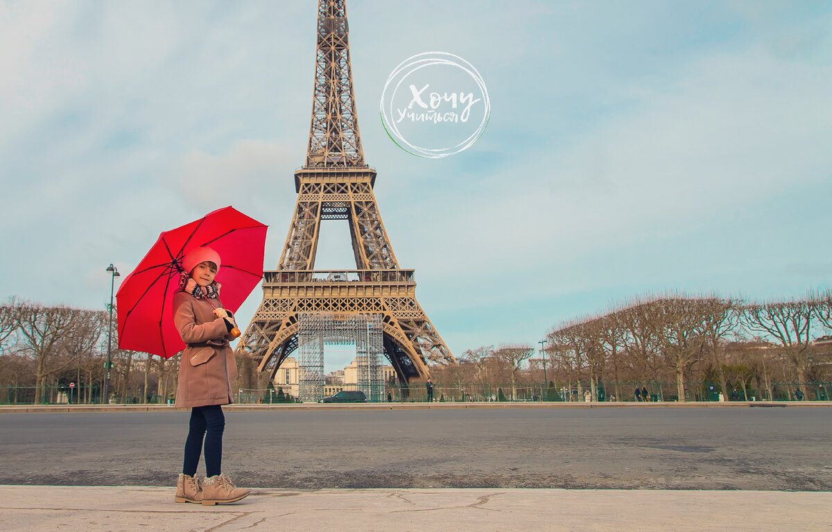 Шапочка идет в Париж. Китаянка во Франции Эйфелева башня в темных очках. Парные фото в Париже.